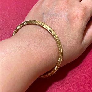 🖤Vtg Crown TRIFARI gold bangle